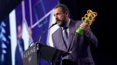 Η συγκίνηση του Άνταμ Σάντλερ σε πρόσφατη βράβευση και η υπόσχεση ότι δεν έχει πει την τελευταία του λέξη