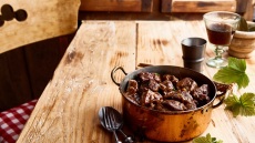 Αγριογούρουνο: Πώς ξεμυρίζει σωστά, πώς μαρινάρεται και πώς μαγειρεύεται (+5 συνταγές)