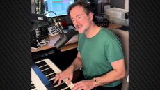 Ο Κωστής Μαραβέγιας ερμήνευσε το «Κάτι ξέρεις»: Ρία Ελληνίδου σε κατάθλιψη, έγραψε