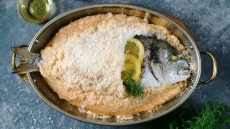 Πώς να ψήσετε ψάρι σε κρούστα αλατιού - Τεχνική και συμβουλές