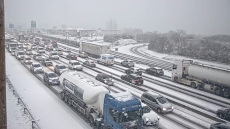 Σοβαρά προβλήματα στους δρόμους και τις αερομεταφορές από τη σφοδρή χιονόπτωση σε Γαλλία, Ολλανδία και Βρετανία