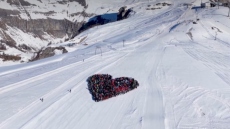 1.000 σκιέρ σχημάτισαν τεράστια καρδιά στο χιόνι για τα θύματα της φονικής πυρκαγιάς στο Κραν Μοντανά, δείτε βίντεο