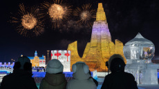 Εντυπωσιακές εικόνες γλυπτών από χιόνι και πάγο που μαγεύουν τους επισκέπτες έκθεσης στην Κίνα, βίντεο και φωτογραφίες