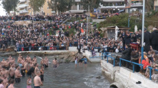 Δείτε βίντεο: Κοσμοσυρροή, νησιώτικος αέρας και απλότητα στον εορτασμό των Θεοφανίων στην Πειραϊκή