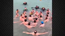 Στην Αλεξανδρούπολη έψαλαν τον Εθνικό Ύμνο αφού έπιασαν τον Σταυρό για τα Θεοφάνια, δείτε βίντεο
