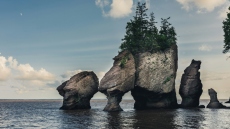 Η περιοχή όπου οι μεγαλύτερες παλίρροιες στον κόσμο αποκαλύπτουν νησιά, φάλαινες και απολιθώματα 300 εκατ. ετών