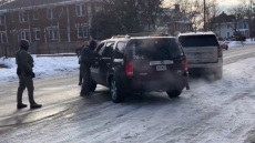 Μινεάπολη: Ομοσπονδιακοί πράκτορες σκότωσαν γυναίκα οδηγό, την κατηγορούν ότι πήγε να τους πατήσει - «Δεν σας θέλουμε εδώ, φύγετε» λέει ο δήμαρχος, βίντεο