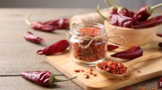 Τι δεν πρέπει να τρώμε πριν κοιμηθούμε; 7 τροφές που χαλάνε τον ύπνο μας