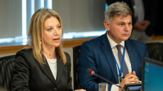 Με δύο ευρωβουλευτές ο ΣΥΡΙΖΑ μετά τη διαγραφή Φαραντούρη λόγω Καρυστιανού: Επίδειξη ισχύος Φάμελλου, «έτσι μπράβο» από Πολάκη