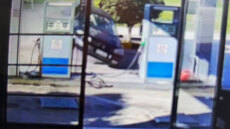 Τραγωδία στην Κορινθία με δύο νεκρούς: Η στιγμή που το αυτοκίνητο μπαίνει με μεγάλη ταχύτητα σε βενζινάδικο και καρφώνεται στο σπίτι