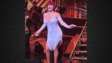 Η ανατρεπτική εμφάνιση της Έλενας Παπαρίζου στη σκηνή με μελιτζανί περούκα και φόρεμα καμπαρέ