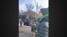 «Κάνε πίσω τώρα»: Η στιγμή που πράκτορες της ICE δεν αφήνουν γιατρό να πλησιάσει την 37χρονη που πυροβολήθηκε στη Μινεάπολη, δείτε βίντεο