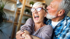 Στην εμμηνόπαυση οι γυναίκες βλέπουν τους άνδρες με «άλλο μάτι» – Τι τις ελκύει