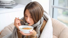 Ιώσεις: Tι να τρώμε σε κρυολόγημα και γρίπη για γρήγορη ανάρρωση σύμφωνα με την ειδικό