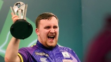 Ο «Μέσι των darts», Λουκ Λίτλερ, υπέγραψε συμβόλαιο χορηγίας 23 εκατ. ευρώ και με το πριμ του Παγκοσμίου πήρε σπίτι στους γονείς του
