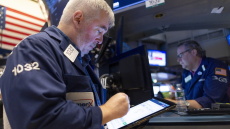 Στα πράσινα η Wall Street με διπλό ρεκόρ για Dow Jones και S&P 500