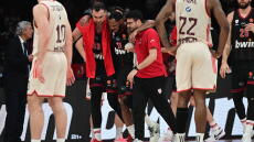 Ολυμπιακός: Άτυχος ο Μόρις, γύρισε τον αστράγαλό του στο ματς με τη Μπάγερν και αποχώρησε υποβασταζόμενος, βίντεο και φωτογραφίες 