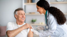 RSV: Ο «αθόρυβος» ιός που απειλεί τους ηλικιωμένους – Τα οφέλη του εμβολιασμού
