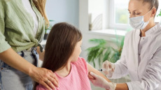 Από 17 σε 11 μειώνουν τα εμβόλια για παιδιά οι ΗΠΑ – Έντονες αντιδράσεις