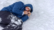 Υποθερμία: Το επικίνδυνο φαινόμενο της «παράδοξης απογύμνωσης» που απειλεί τη ζωή