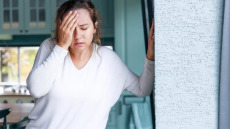 Η ιστορία της κυρίας Αθηνάς που αντιμετώπισε το μηνιγγίωμα με δύναμη, ηρεμία και αποφασιστικότητα
