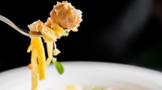 Πνιγμός από φαγητό: Οι κινήσεις που σώζουν ζωές
