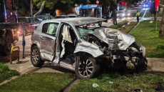 Βίντεο από τη στιγμή που το αυτοκίνητο καρφώνεται σε κολόνα πάνω στη γραμμή του τραμ στη Νέα Σμύρνη