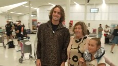 Έκλεψε την παράσταση με την λεοπάρ του φόρμα στην Αδελαΐδα ο Τσιτσιπάς: Ο κόσμος έσπευσε να φωτογραφηθεί μαζί του, βίντεο