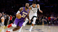 Ο Αντετοκούνμπο ζήτησε και πήρε τη φανέλα του Λεμπρόν Τζέιμς: «Μπορεί να είναι το τελευταίο παιχνίδι που παίζουμε ο ένας απέναντι στον άλλο»