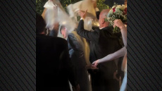 Γάμος… πνιγμένος στο ρύζι: Το viral βίντεο στο TikTok με τον γαμπρό θαμμένο μέχρι τους αστραγάλους