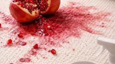 Πώς φεύγουν οι λεκέδες από χυμό ρόδι από το χαλί, το τραπεζομάντηλο ή τον καναπέ