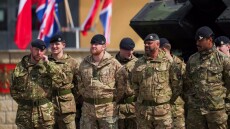 Η Βρετανία δεσμεύει 200 εκατ. λίρες για ενδεχόμενη ανάπτυξη στρατευμάτων στην Ουκρανία