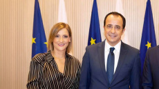 Στη σκιά του βίντεο με τις μίζες, η σύζυγος Χριστοδουλίδη παραιτείται από τον Ανεξάρτητο Φορέα Κοινωνικής Στήριξης, καταγγέλλει «ανελέητες» επιθέσεις