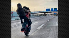 Συνελήφθησαν νεαροί που έτρεχαν με μηχανές και έκαναν σούζες στη λεωφόρο Αθηνών, οι δύο δεν είχαν καν δίπλωμα - Δείτε βίντεο