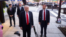 Ο Τραμπ παρήγγειλε παπούτσια για Ρούμπιο και Βανς και το πρόβλημα είναι ότι τους είναι μεγάλα