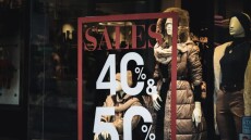 Χειμερινές εκπτώσεις: Στόχος τζίρου άνω των 6 δισ. ευρώ έως το τέλος Φεβρουαρίου
