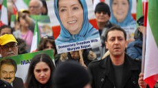 Ποια είναι η Μαριάμ Ρατζαβί που εμφανίζεται ως «έτοιμη λύση» για την επόμενη μέρα του Ιράν, το κίνημά της και η οικονομική στήριξη