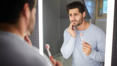 Πρησμένα ούλα που πονούν και ματώνουν; Τι φταίει και πώς αντιμετωπίζεται
