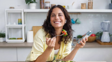 «Πραγματικό φαγητό» συστήνουν οι νέες διατροφικές οδηγίες – Τι άλλο αλλάζει