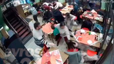 Αλεξανδρούπολη: Η στιγμή που οι ισχυροί άνεμοι σάρωσαν την πόλη - Πανικός σε πιτσαρία από τζάμια που έσπασαν, έτρεχαν να κρυφτούν οι πελάτες