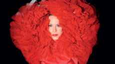 «Θα ήθελα να πιω ένα κρασί με την Καρέζη»: Η Έλλη Τρίγγου γίνεται η θεατρική «Λόλα», 62 χρόνια μετά 