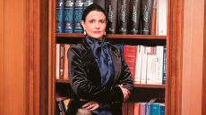 Ποια είναι η δικηγόρος Μαρία Γρατσία, το δεξί χέρι της Καρυστιανού