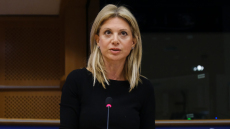 Η «πρόεδρος Μαρία» τραντάζει την αντιπολίτευση - Πυρ ομαδόν κατά Καρυστιανού, ενώ όλοι την αποθέωναν 11 μήνες πριν