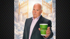 Σάλος με διαφήμιση μαγαζιού στη Μεσσήνη που δείχνει τον Γιώργο Παπαδάκη να πίνει τον καφέ του από τον Παράδεισο
