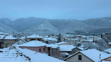 Στα λευκά Ηλεία, Μεσσηνία και Σέρρες, χιονίζει σε Βίλια και Πάρνηθα, δείτε βίντεο από τις περιοχές που το έχει στρώσει