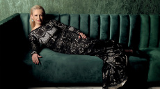 Η Χρυσούλα Στεφανάκη τραγουδάει τα swing του Χιώτη