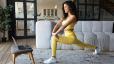 8 εύκολες ασκήσεις που γίνονται μπροστά στην τηλεόραση για όσους δεν θέλουν να βγουν από το σπίτι
