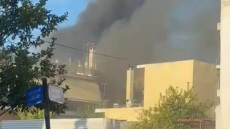 Υπό έλεγχο η φωτιά σε διαμέρισμα στο Ίλιον, δείτε βίντεο