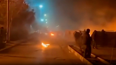 «Απλώς συνέχιζαν να σκοτώνουν»: Συγκλονίζουν οι μαρτυρίες Ιρανών διαδηλωτών ενώ ο Τραμπ βάζει στο στόχαστρο εμπορικούς εταίρους της Τεχεράνης