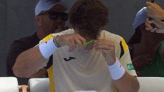 Βίντεο: Τενίστας αποφάσισε να κόψει τα μαλλιά του την ώρα του αγώνα, δείτε βίντεο